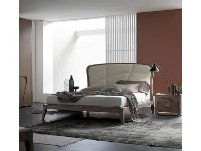 Letto matrimoniale in legno con testiera in pelle Plus di Fasolin